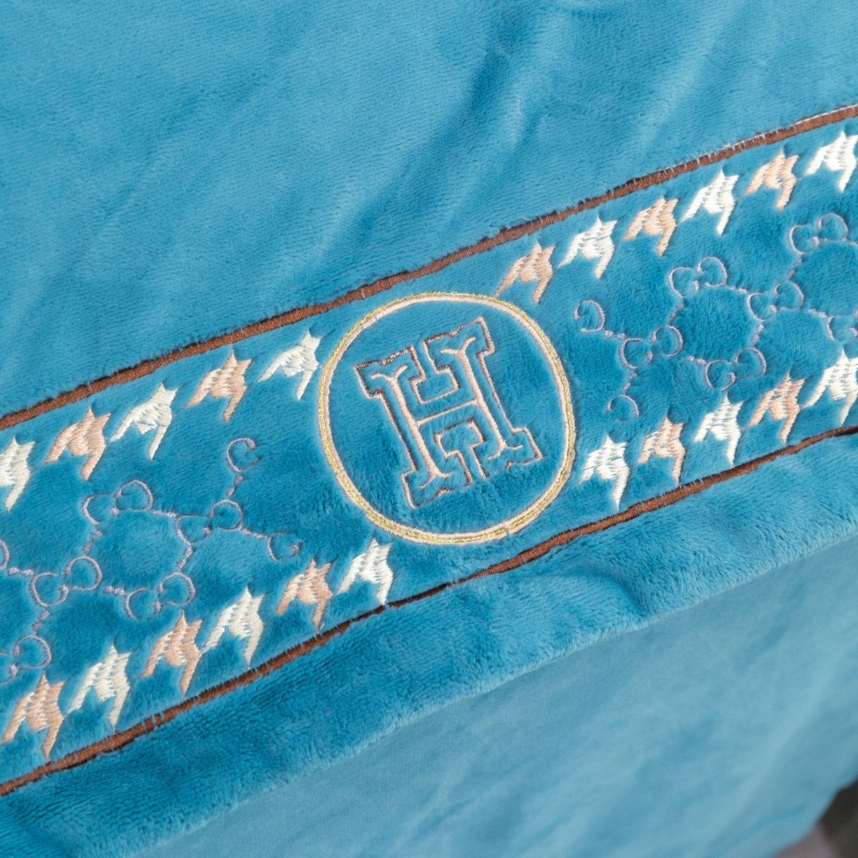 91家纺网 家纺一手货源 找家纺 （总）优姿家纺 2025新款75D全光慕丝绒保暖四件套-摩登时代