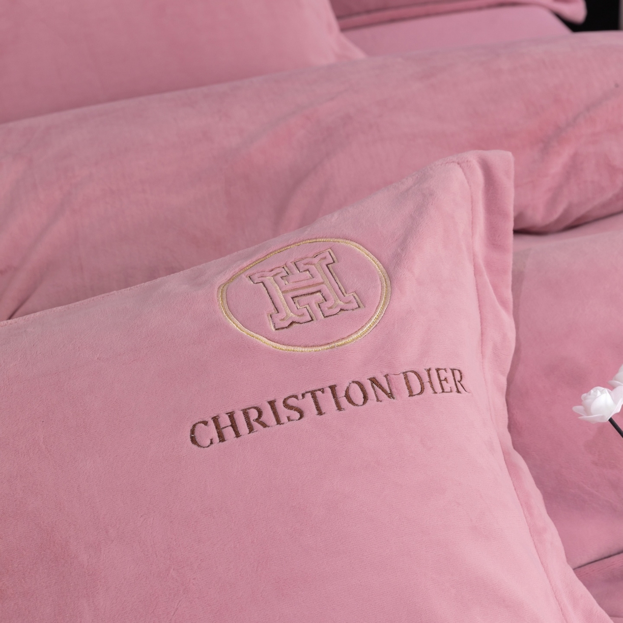 91家纺网 家纺一手货源 找家纺 优姿家纺 2025新款75D全光慕丝绒保暖四件套-摩登时代 摩登时代-皮红