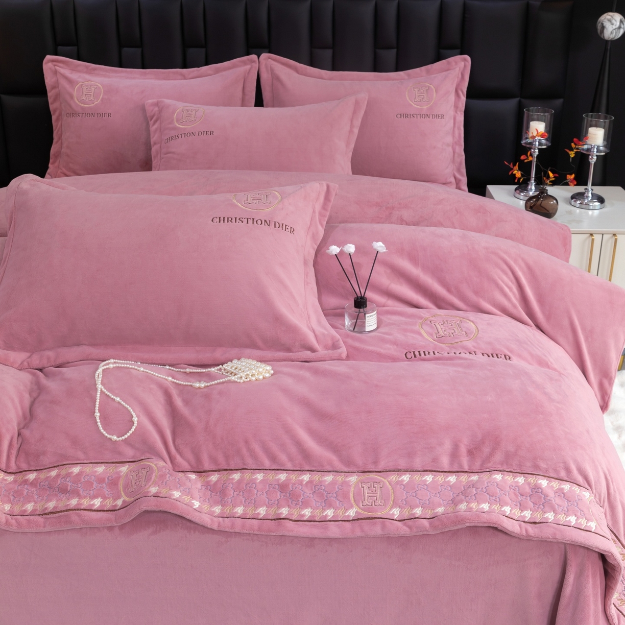 91家纺网 家纺一手货源 找家纺 优姿家纺 2025新款75D全光慕丝绒保暖四件套-摩登时代 摩登时代-皮红