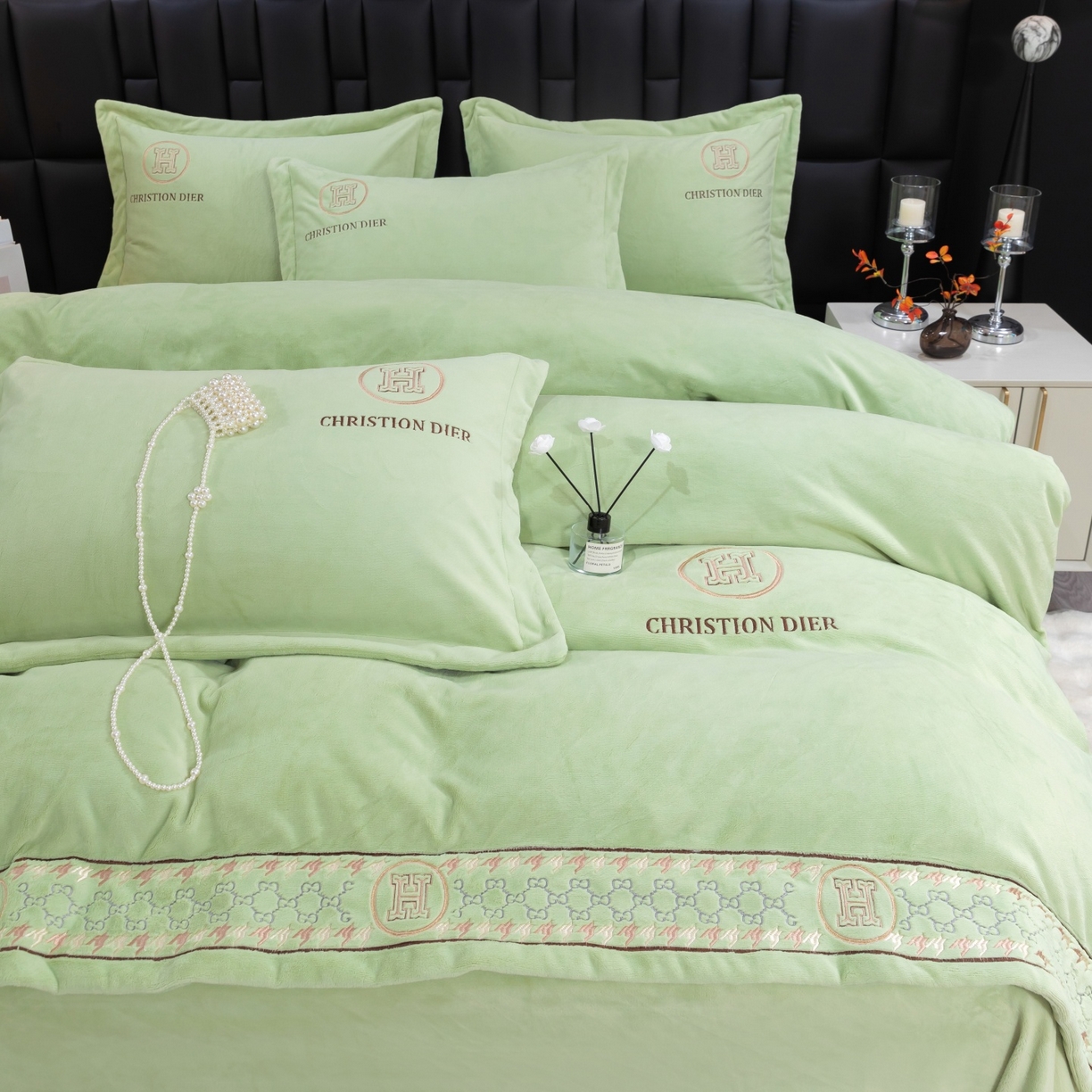 91家纺网 家纺一手货源 找家纺 优姿家纺 2025新款75D全光慕丝绒保暖四件套-摩登时代 摩登时代-抹茶绿