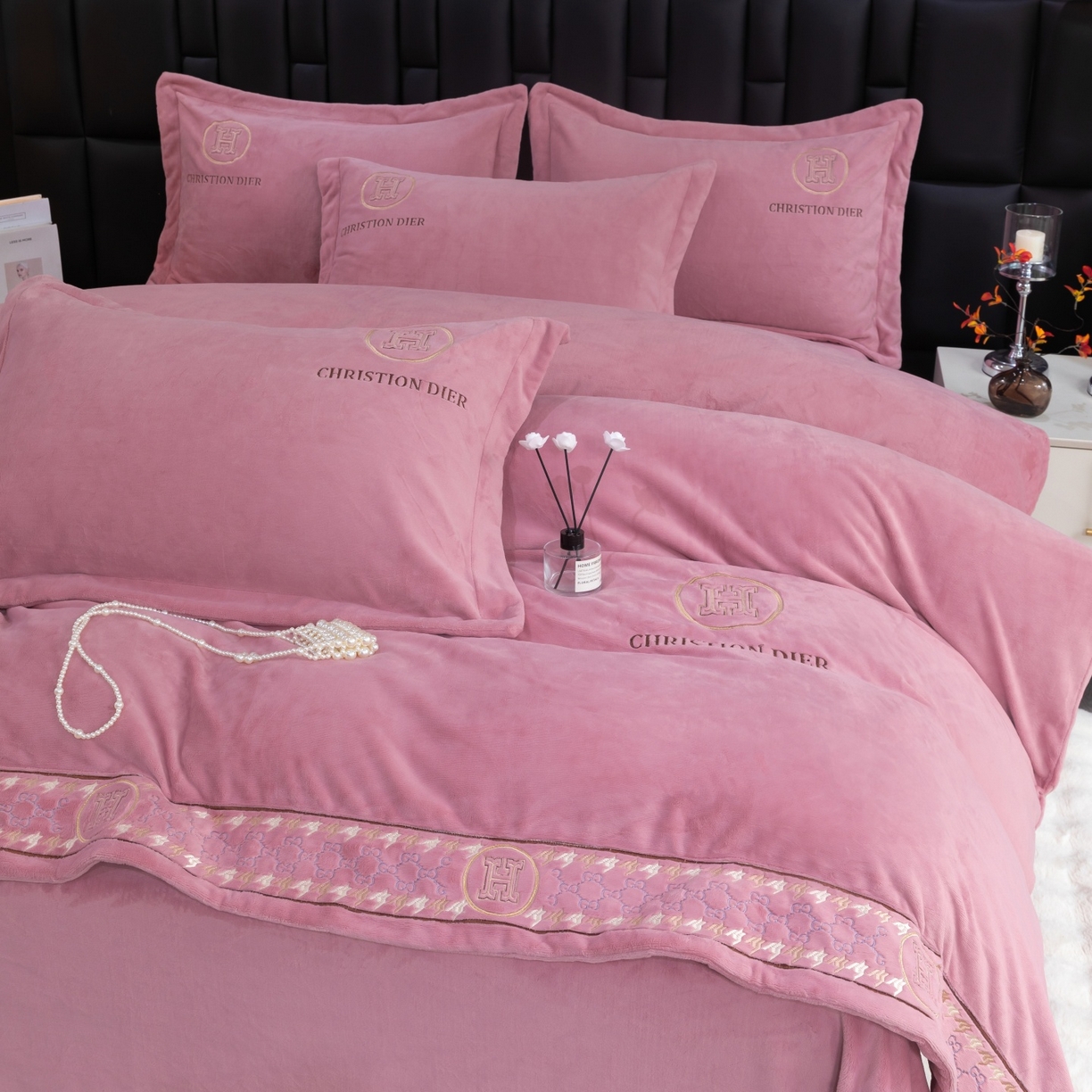 91家纺网 家纺一手货源 找家纺 优姿家纺 2025新款75D全光慕丝绒保暖四件套-摩登时代 摩登时代-皮红