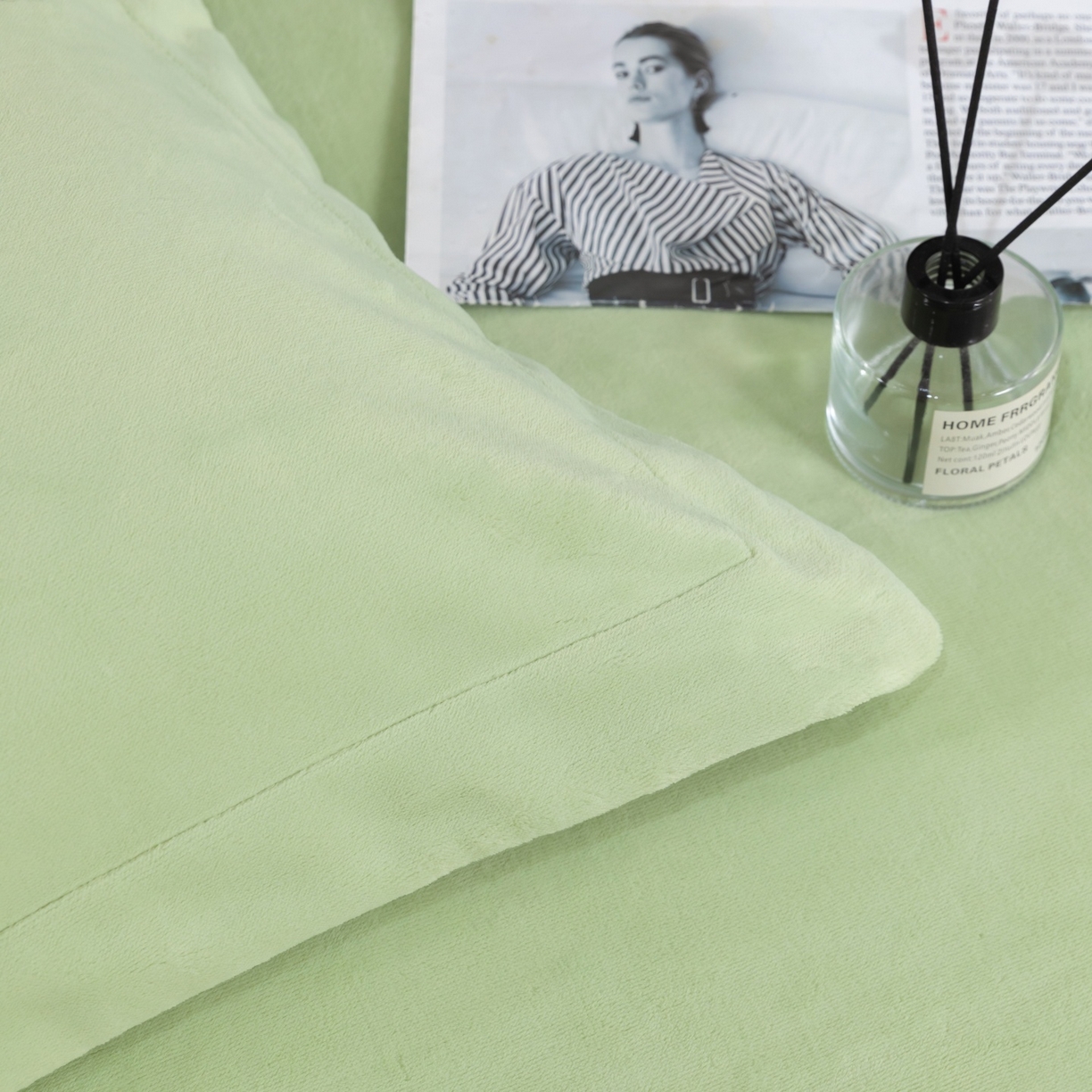 91家纺网 家纺一手货源 找家纺 优姿家纺 2025新款75D全光慕丝绒保暖四件套-摩登时代 摩登时代-抹茶绿