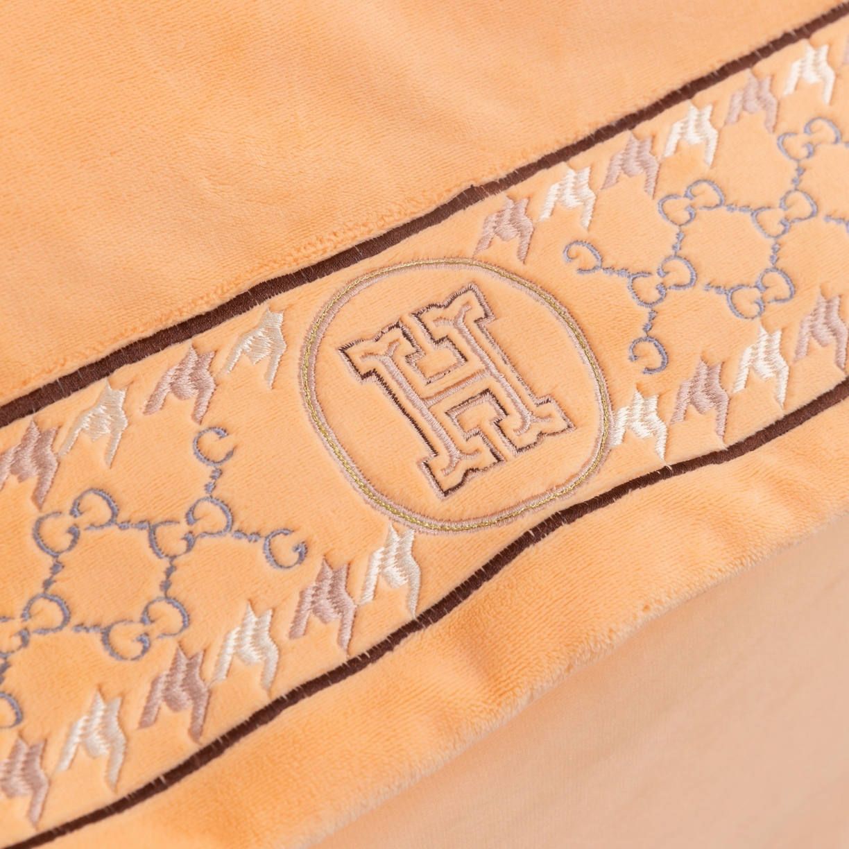 91家纺网 家纺一手货源 找家纺 优姿家纺 2025新款75D全光慕丝绒保暖四件套-摩登时代 摩登时代-杏黄