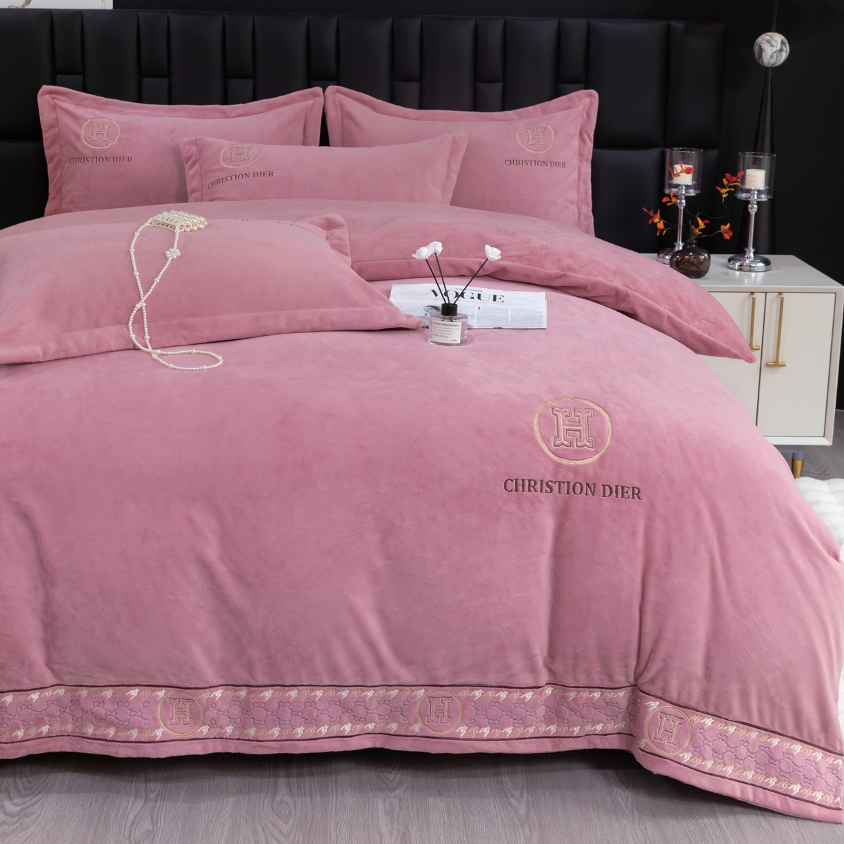 91家纺网 家纺一手货源 找家纺 优姿家纺 2025新款75D全光慕丝绒保暖四件套-摩登时代 摩登时代-皮红