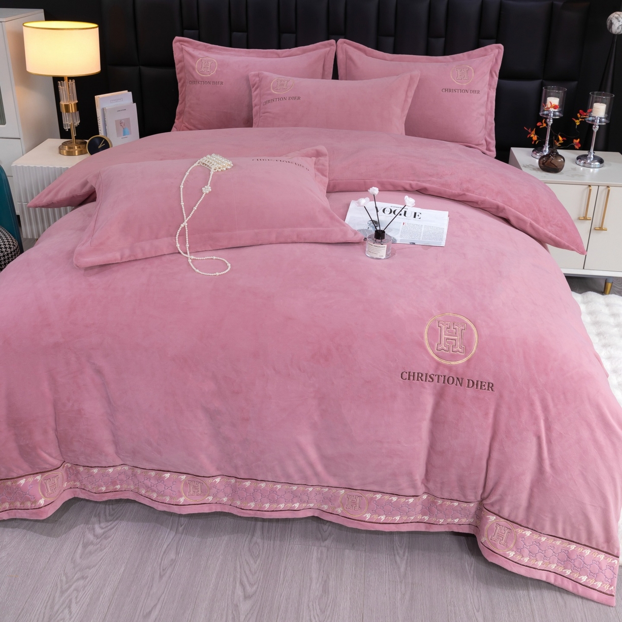 91家纺网 家纺一手货源 找家纺 优姿家纺 2025新款75D全光慕丝绒保暖四件套-摩登时代 摩登时代-皮红