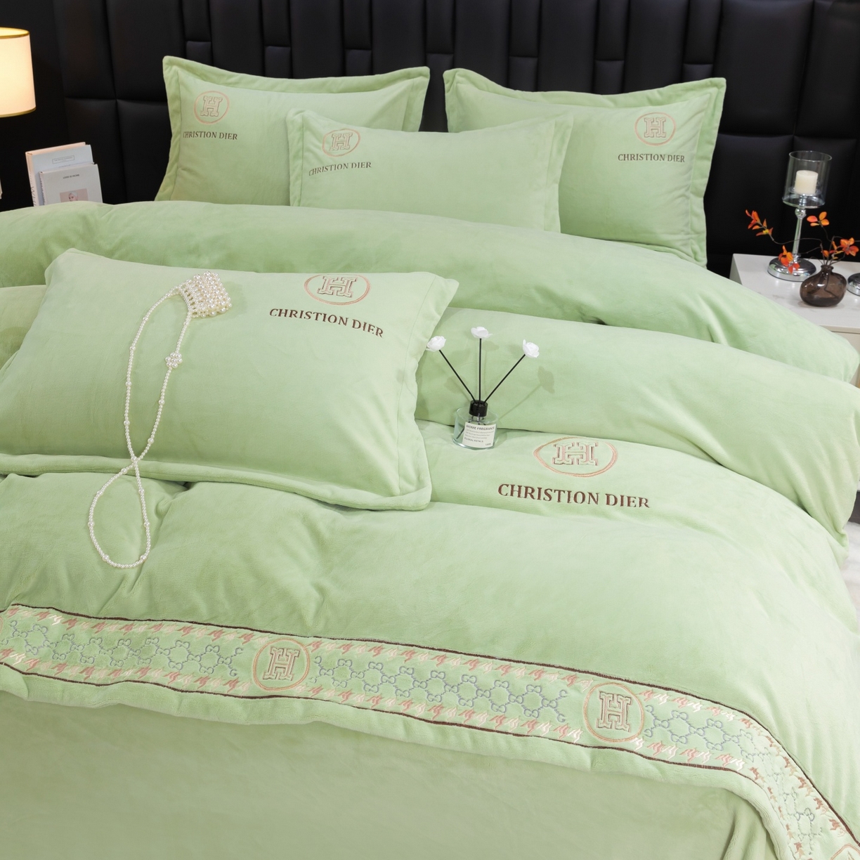 91家纺网 家纺一手货源 找家纺 优姿家纺 2025新款75D全光慕丝绒保暖四件套-摩登时代 摩登时代-抹茶绿