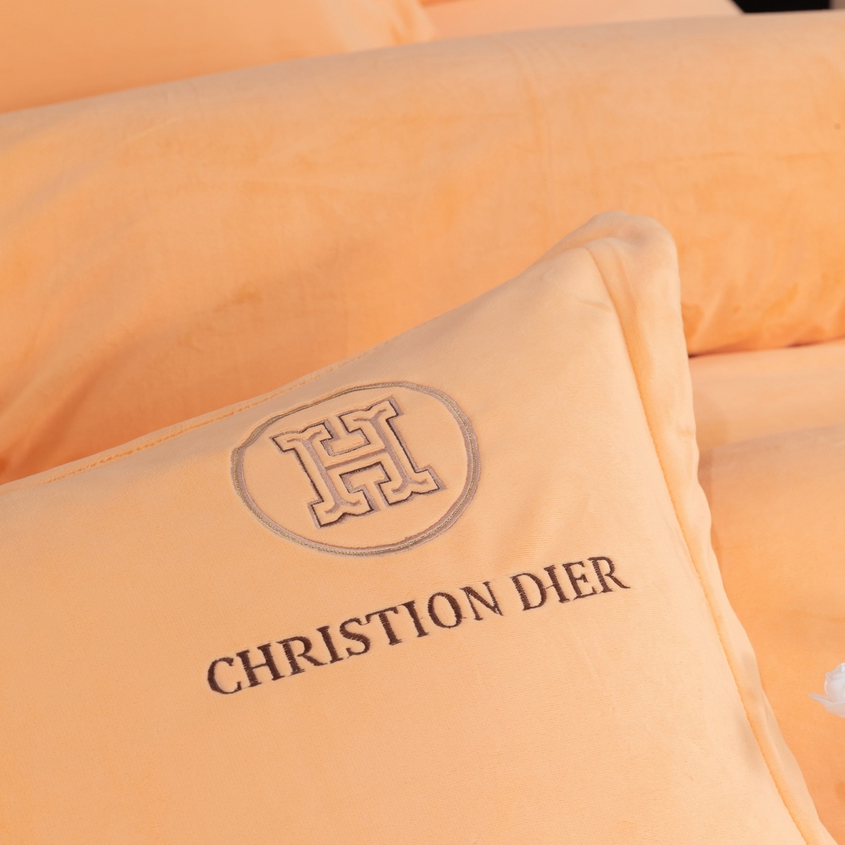 91家纺网 家纺一手货源 找家纺 优姿家纺 2025新款75D全光慕丝绒保暖四件套-摩登时代 摩登时代-杏黄