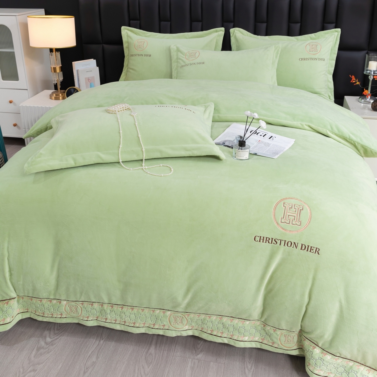 91家纺网 家纺一手货源 找家纺 优姿家纺 2025新款75D全光慕丝绒保暖四件套-摩登时代 摩登时代-抹茶绿