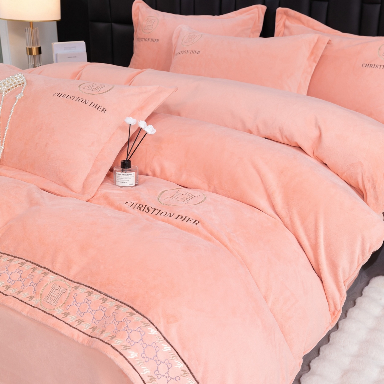 91家纺网 家纺一手货源 找家纺 优姿家纺 2025新款75D全光慕丝绒保暖四件套-摩登时代 摩登时代-粉玉