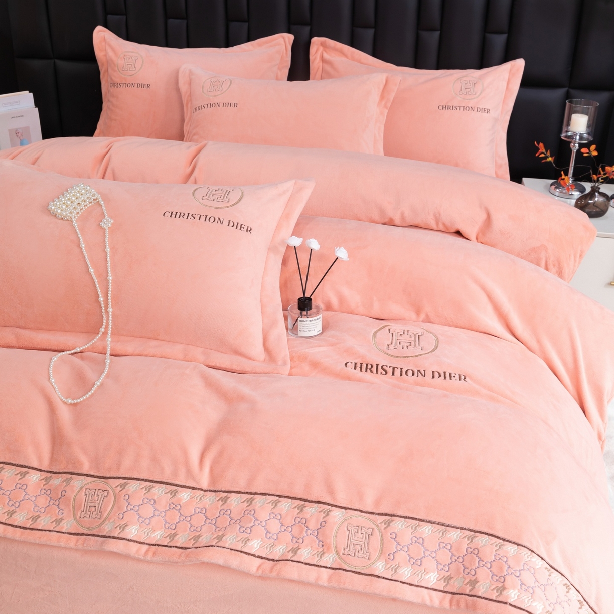 91家纺网 家纺一手货源 找家纺 优姿家纺 2025新款75D全光慕丝绒保暖四件套-摩登时代 摩登时代-粉玉