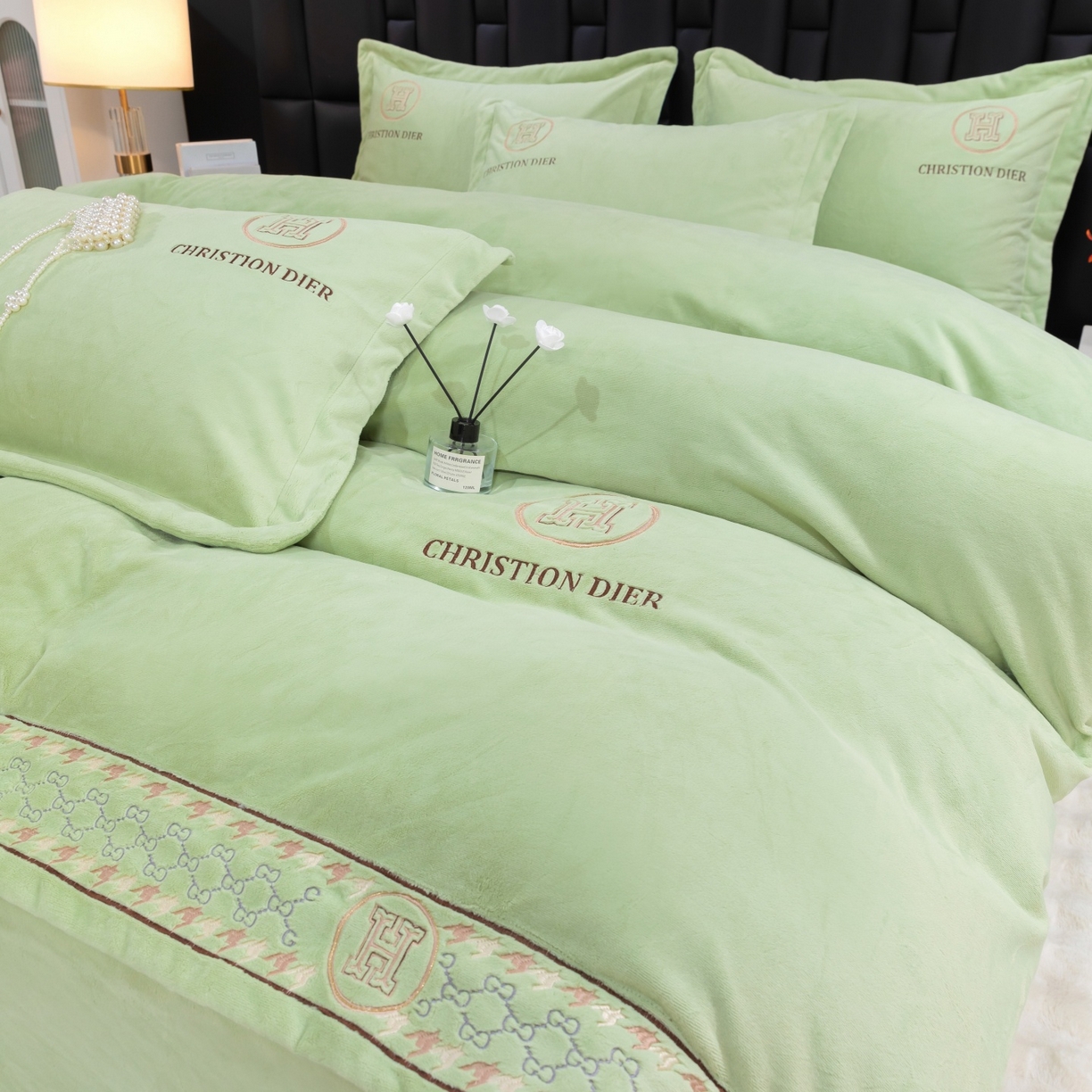 91家纺网 家纺一手货源 找家纺 优姿家纺 2025新款75D全光慕丝绒保暖四件套-摩登时代 摩登时代-抹茶绿