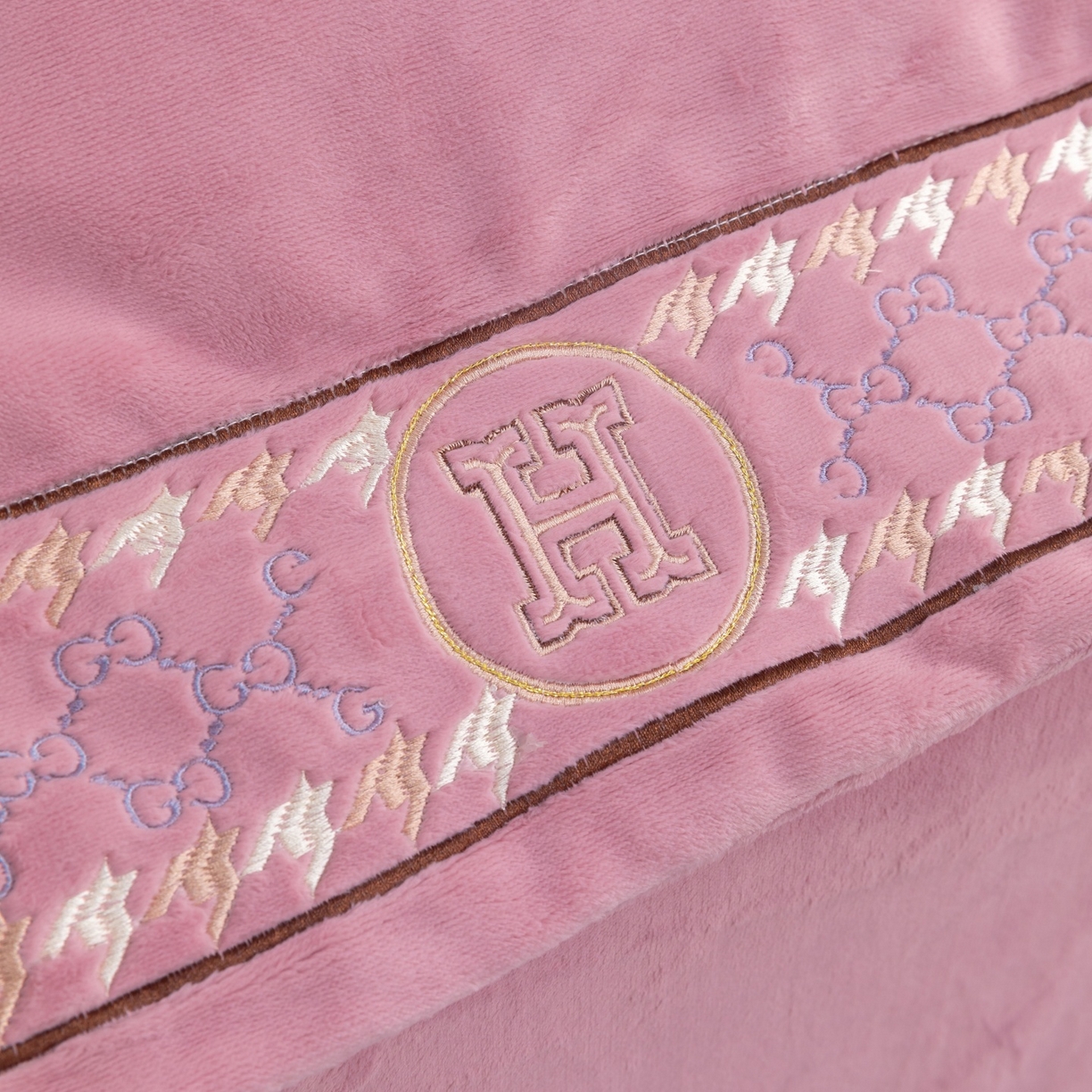 91家纺网 家纺一手货源 找家纺 优姿家纺 2025新款75D全光慕丝绒保暖四件套-摩登时代 摩登时代-皮红