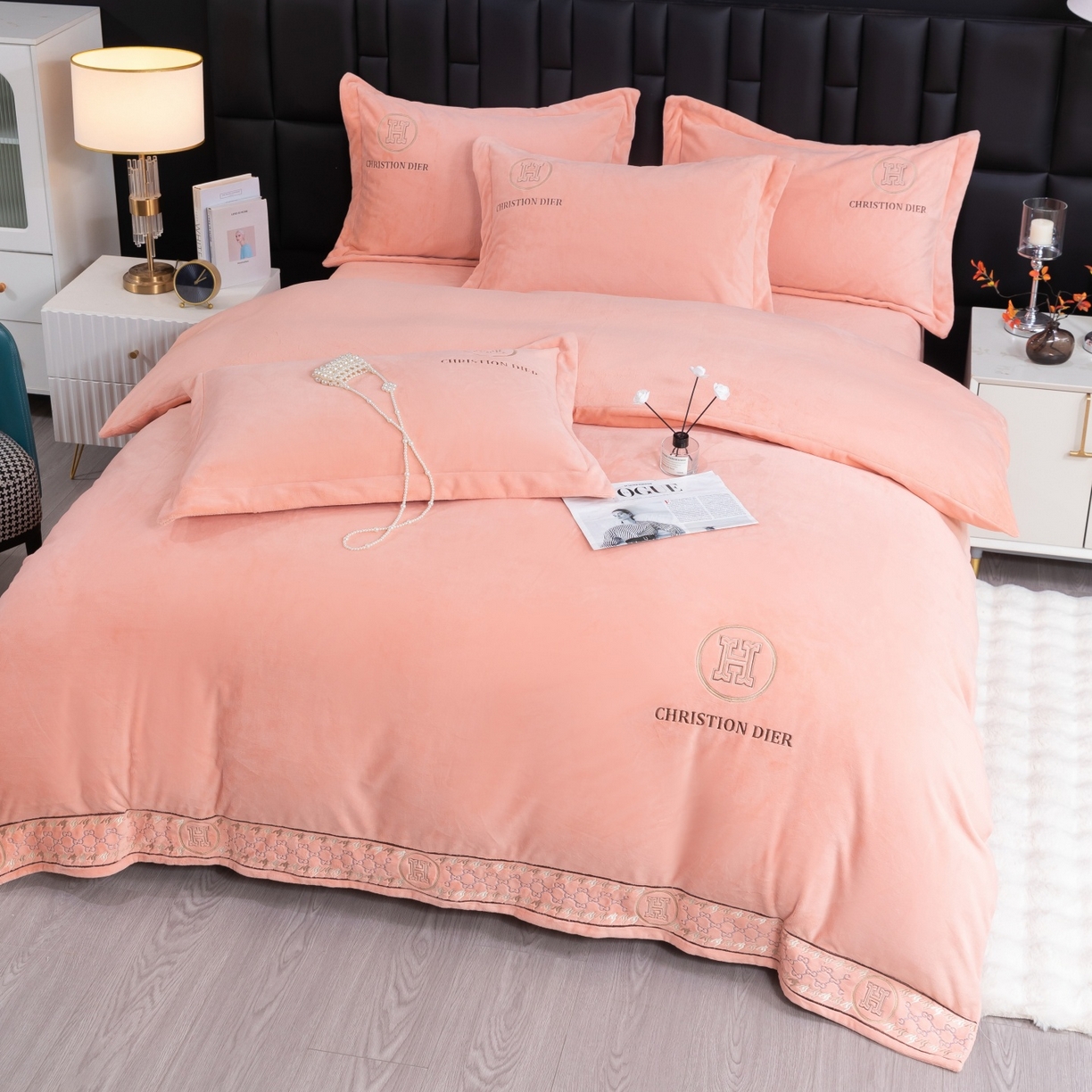 91家纺网 家纺一手货源 找家纺 优姿家纺 2025新款75D全光慕丝绒保暖四件套-摩登时代 摩登时代-粉玉