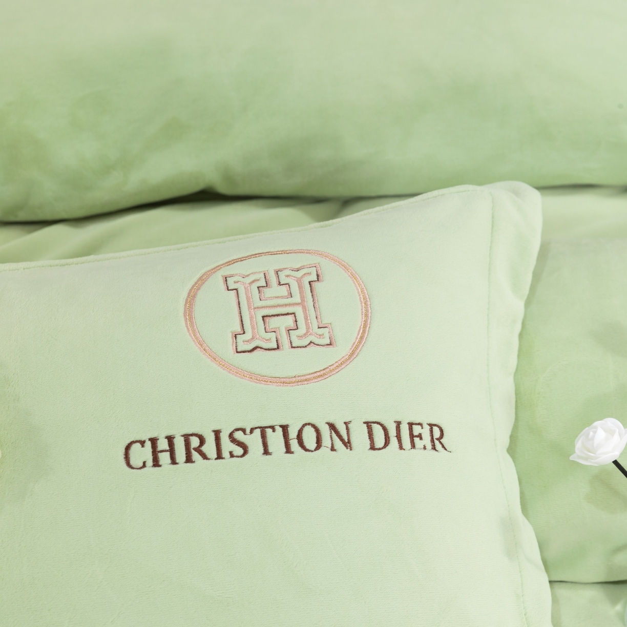 91家纺网 家纺一手货源 找家纺 优姿家纺 2025新款75D全光慕丝绒保暖四件套-摩登时代 摩登时代-抹茶绿