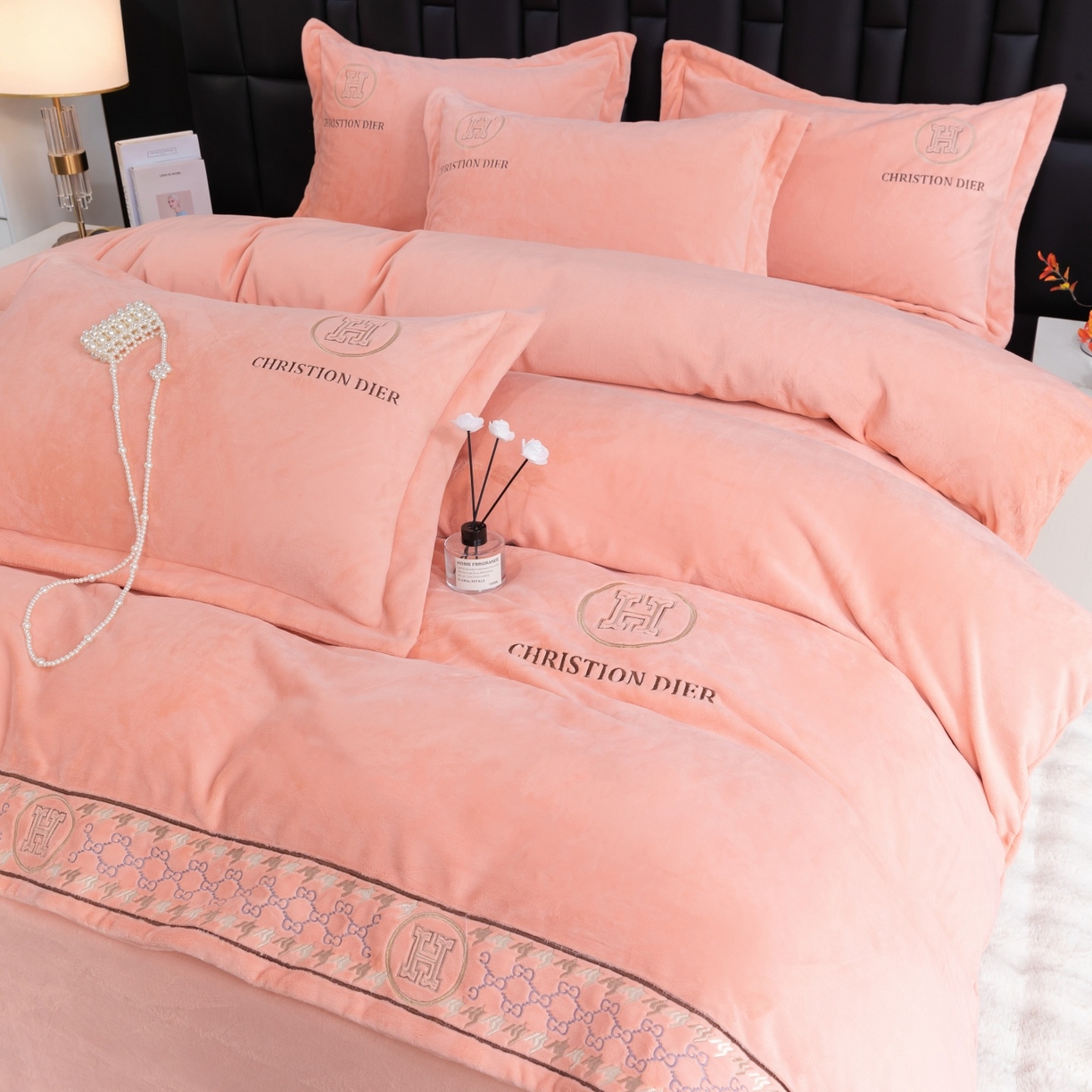 91家纺网 家纺一手货源 找家纺 （总）优姿家纺 2025新款75D全光慕丝绒保暖四件套-摩登时代