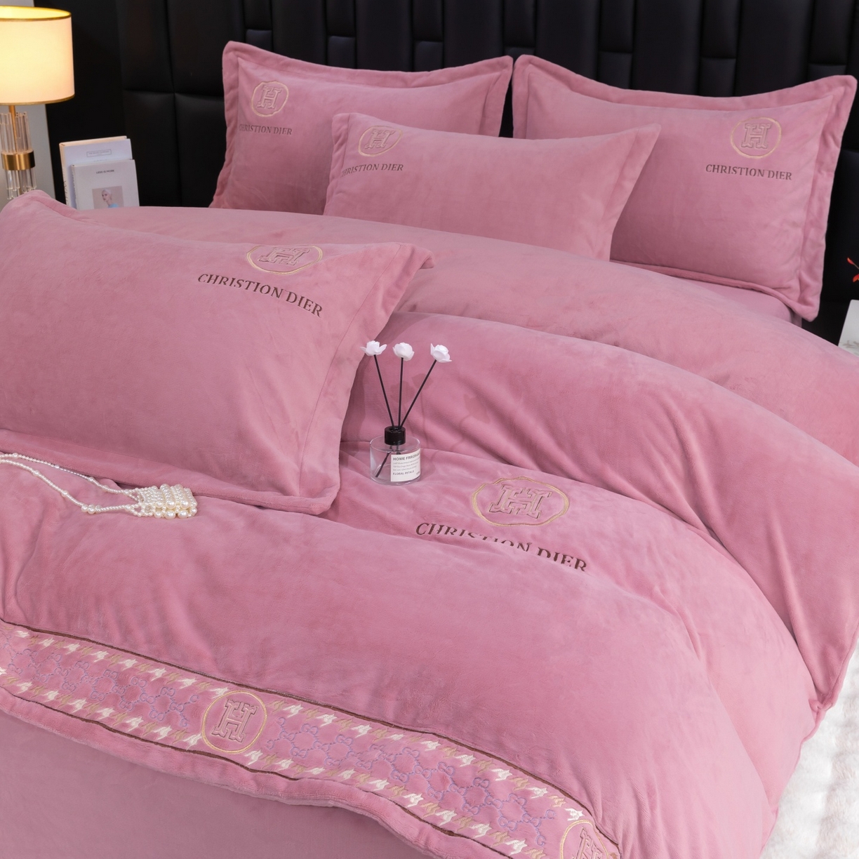 91家纺网 家纺一手货源 找家纺 （总）优姿家纺 2025新款75D全光慕丝绒保暖四件套-摩登时代