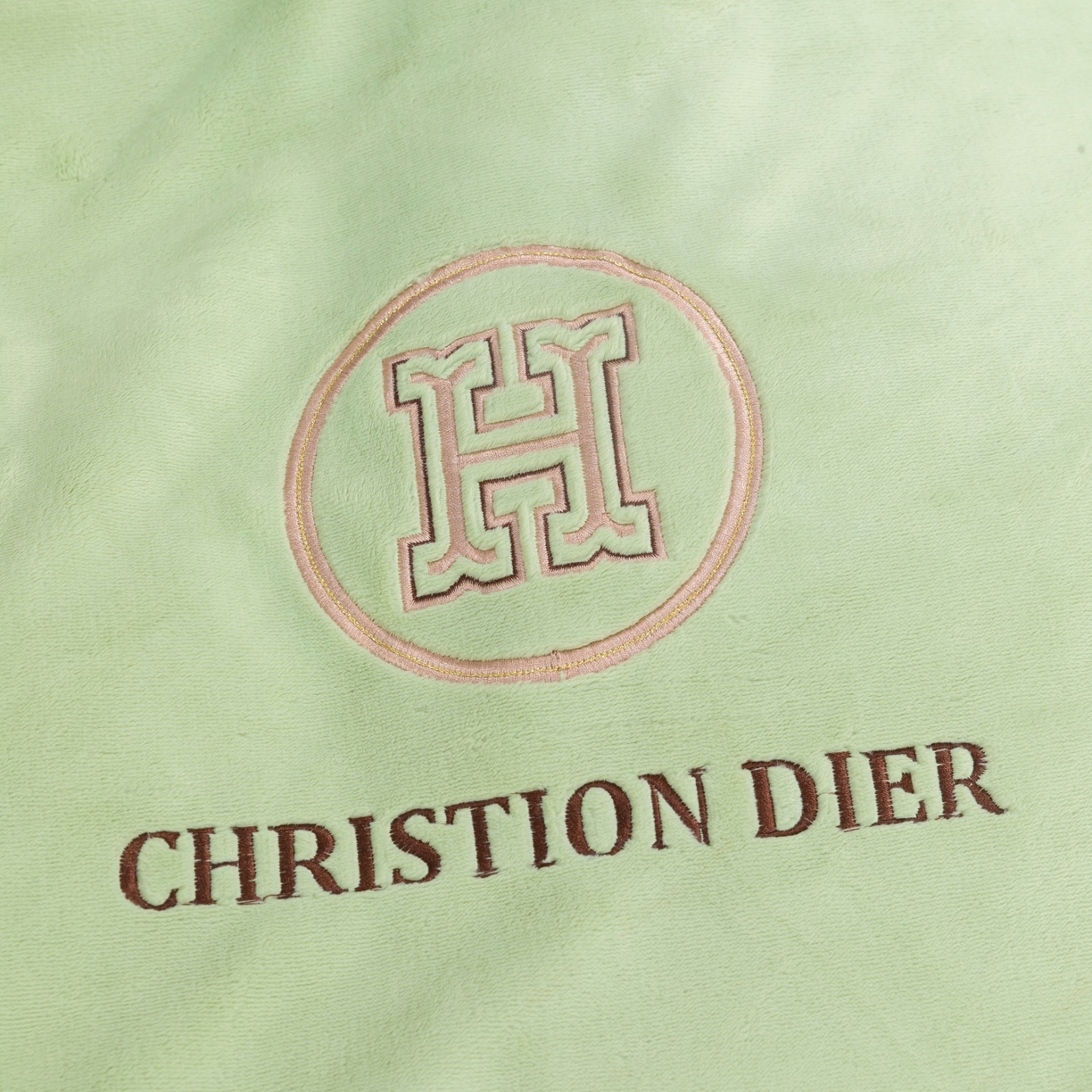 91家纺网 家纺一手货源 找家纺 优姿家纺 2025新款75D全光慕丝绒保暖四件套-摩登时代 摩登时代-抹茶绿