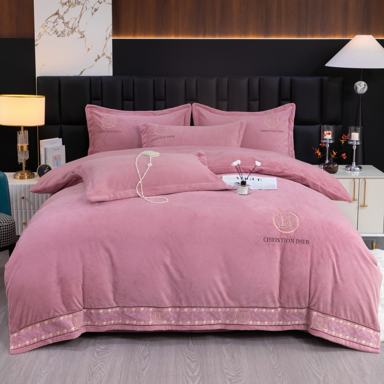 91家纺网 家纺一手货源 找家纺 优姿家纺 2025新款75D全光慕丝绒保暖四件套-摩登时代 摩登时代-皮红