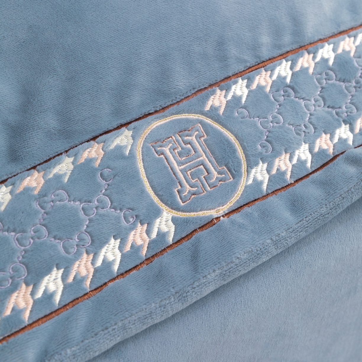 91家纺网 家纺一手货源 找家纺 优姿家纺 2025新款75D全光慕丝绒保暖四件套-摩登时代 摩登时代-高级灰