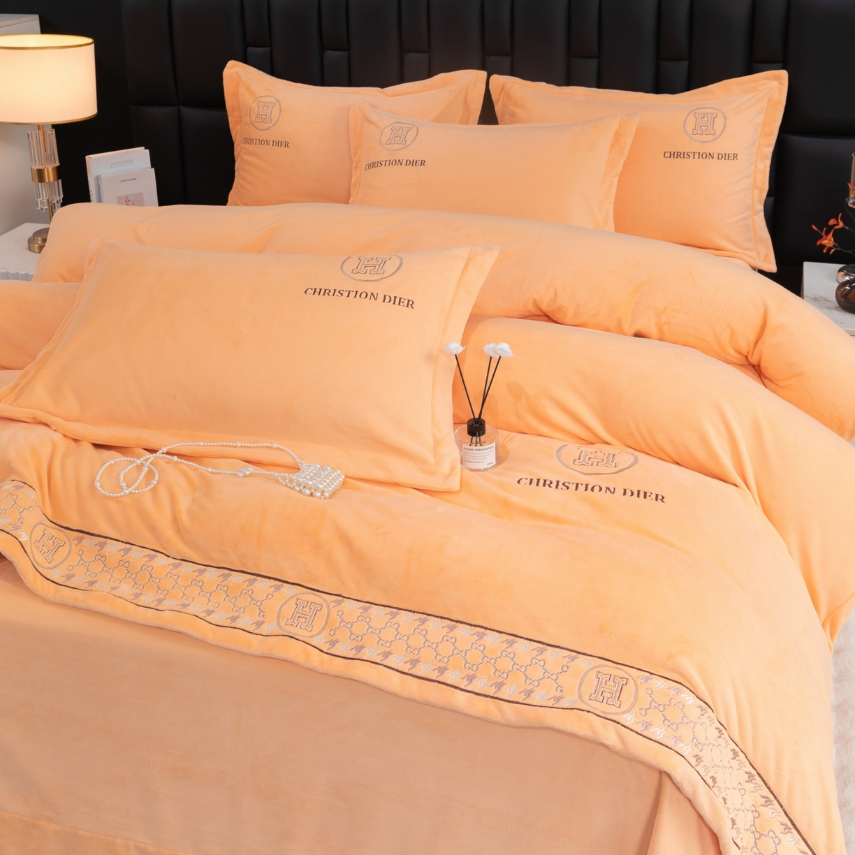 91家纺网 家纺一手货源 找家纺 优姿家纺 2025新款75D全光慕丝绒保暖四件套-摩登时代 摩登时代-杏黄