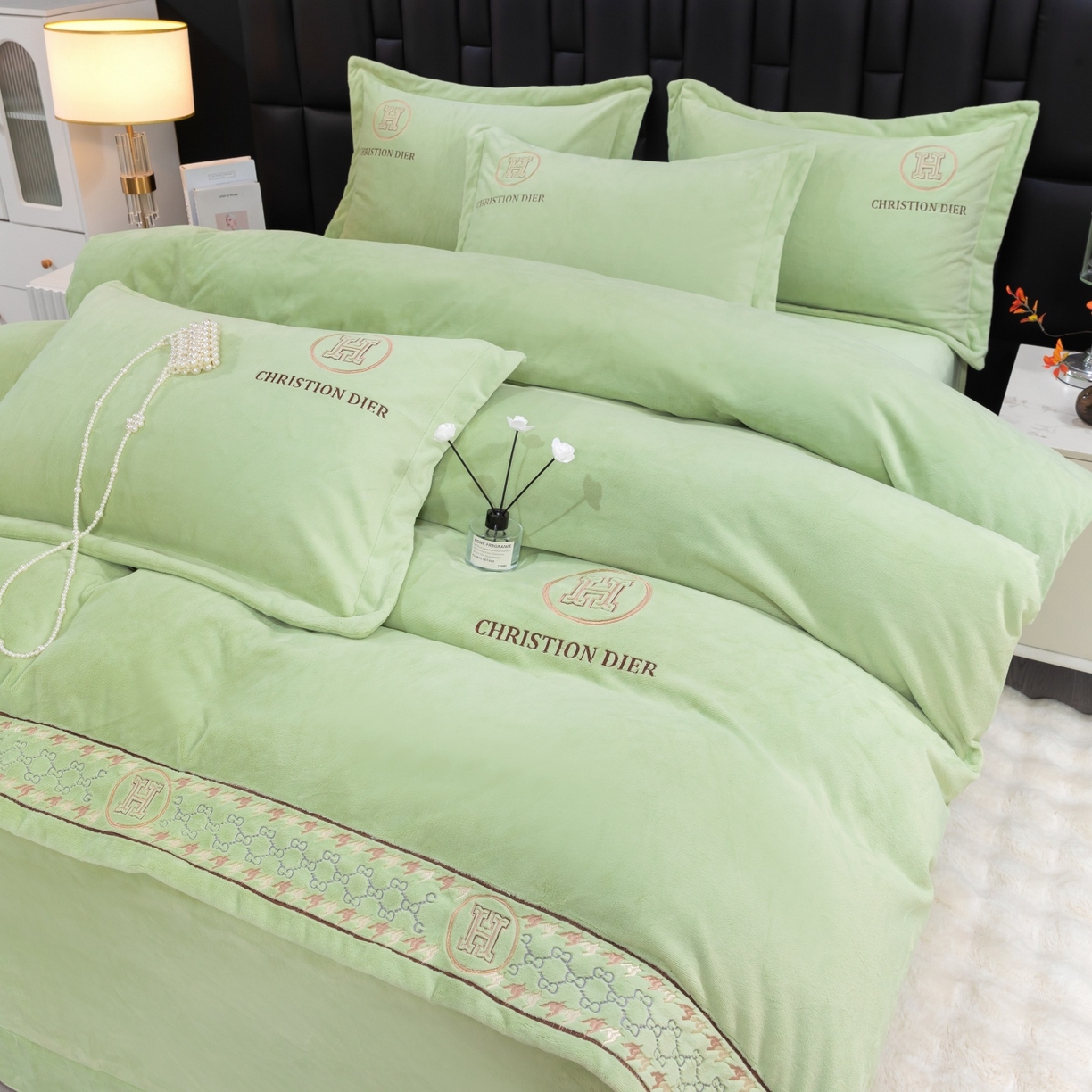 91家纺网 家纺一手货源 找家纺 （总）优姿家纺 2025新款75D全光慕丝绒保暖四件套-摩登时代