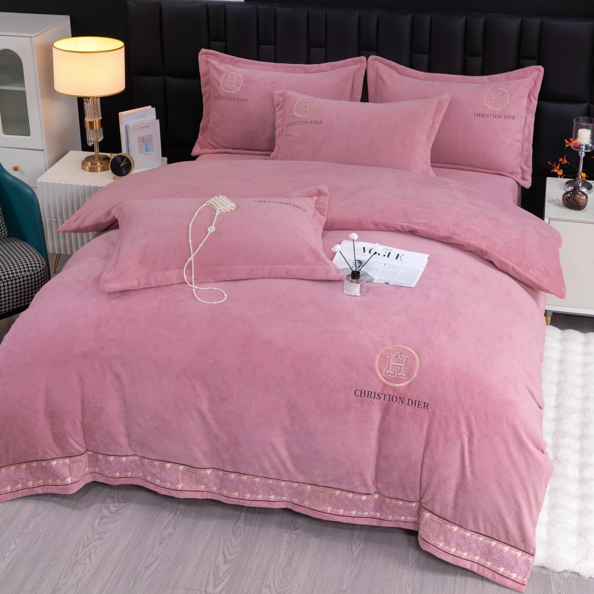 91家纺网 家纺一手货源 找家纺 优姿家纺 2025新款75D全光慕丝绒保暖四件套-摩登时代 摩登时代-皮红