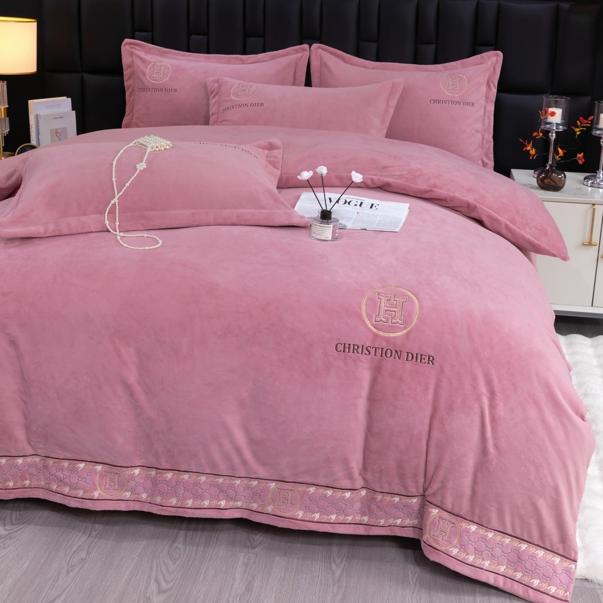 91家纺网 家纺一手货源 找家纺 优姿家纺 2025新款75D全光慕丝绒保暖四件套-摩登时代 摩登时代-皮红