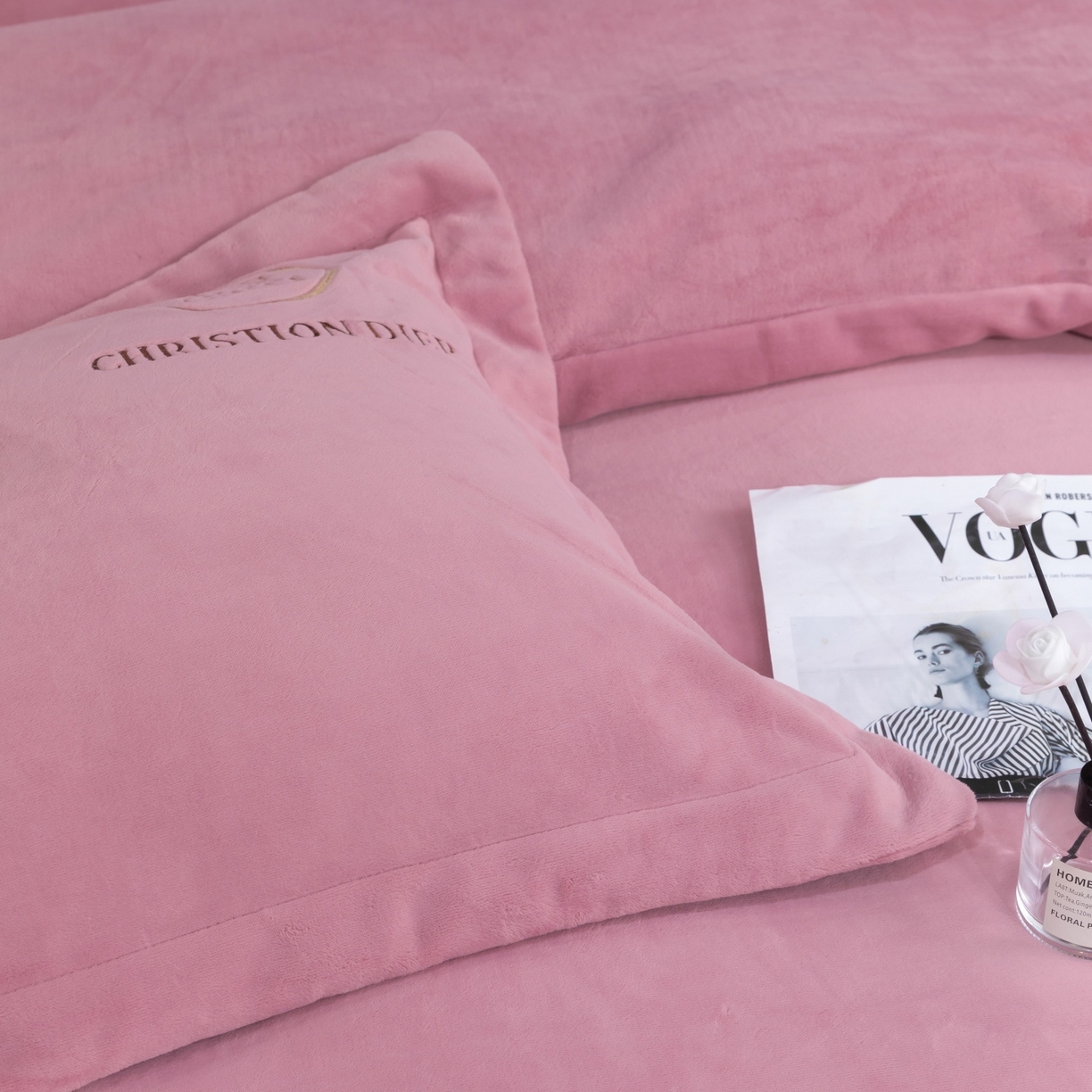 91家纺网 家纺一手货源 找家纺 优姿家纺 2025新款75D全光慕丝绒保暖四件套-摩登时代 摩登时代-皮红