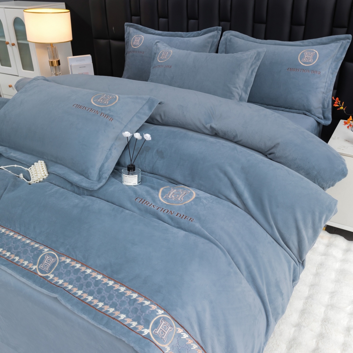 91家纺网 家纺一手货源 找家纺 优姿家纺 2025新款75D全光慕丝绒保暖四件套-摩登时代 摩登时代-高级灰