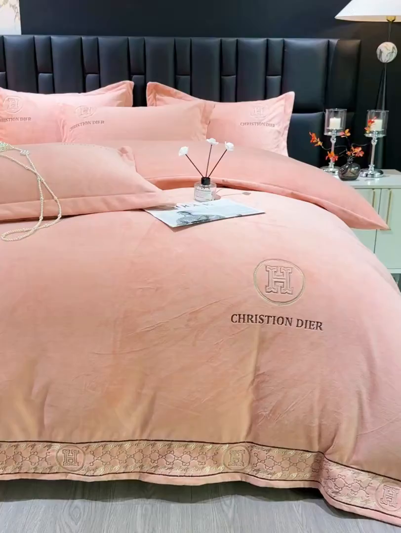 91家纺网 家纺一手货源 找家纺 优姿家纺 2025新款75D全光慕丝绒保暖四件套-摩登时代 摩登时代-粉玉