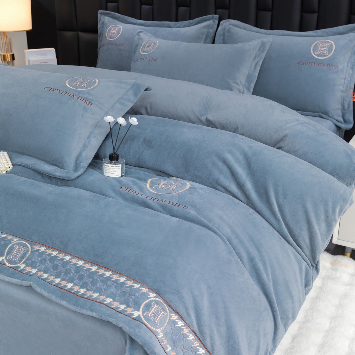 91家纺网 家纺一手货源 找家纺 优姿家纺 2025新款75D全光慕丝绒保暖四件套-摩登时代 摩登时代-高级灰