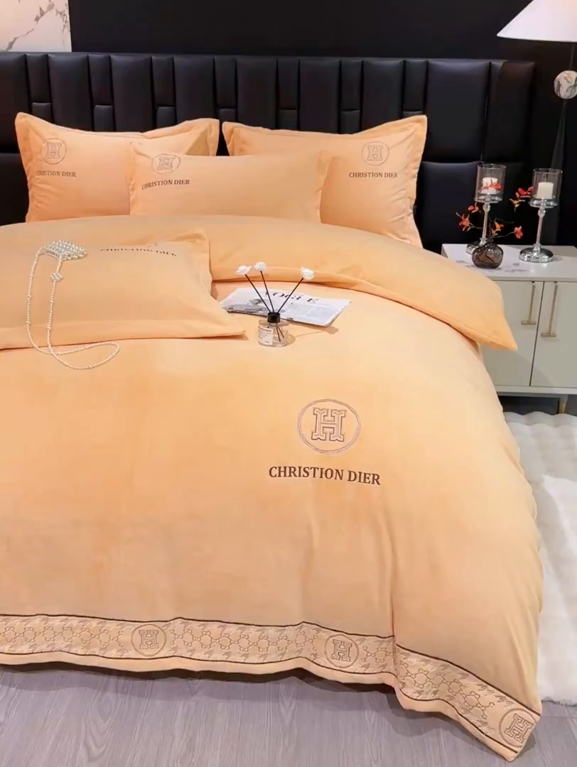 91家纺网 家纺一手货源 找家纺 优姿家纺 2025新款75D全光慕丝绒保暖四件套-摩登时代 摩登时代-杏黄