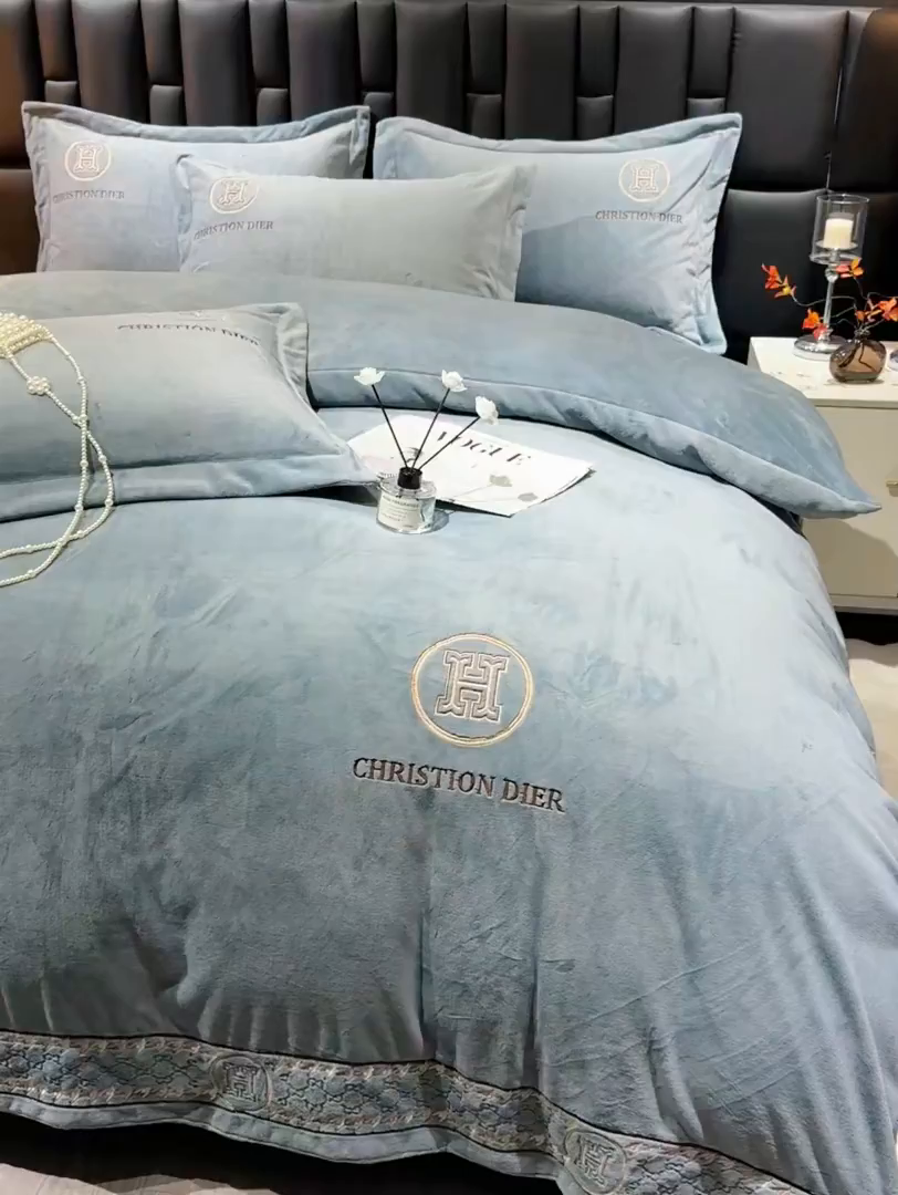 91家纺网 家纺一手货源 找家纺 优姿家纺 2025新款75D全光慕丝绒保暖四件套-摩登时代 摩登时代-高级灰