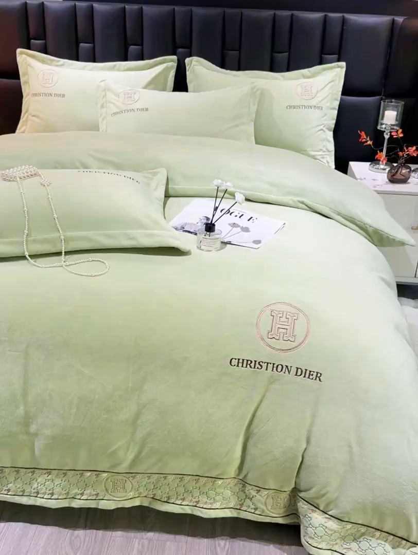 91家纺网 家纺一手货源 找家纺 优姿家纺 2025新款75D全光慕丝绒保暖四件套-摩登时代 摩登时代-抹茶绿