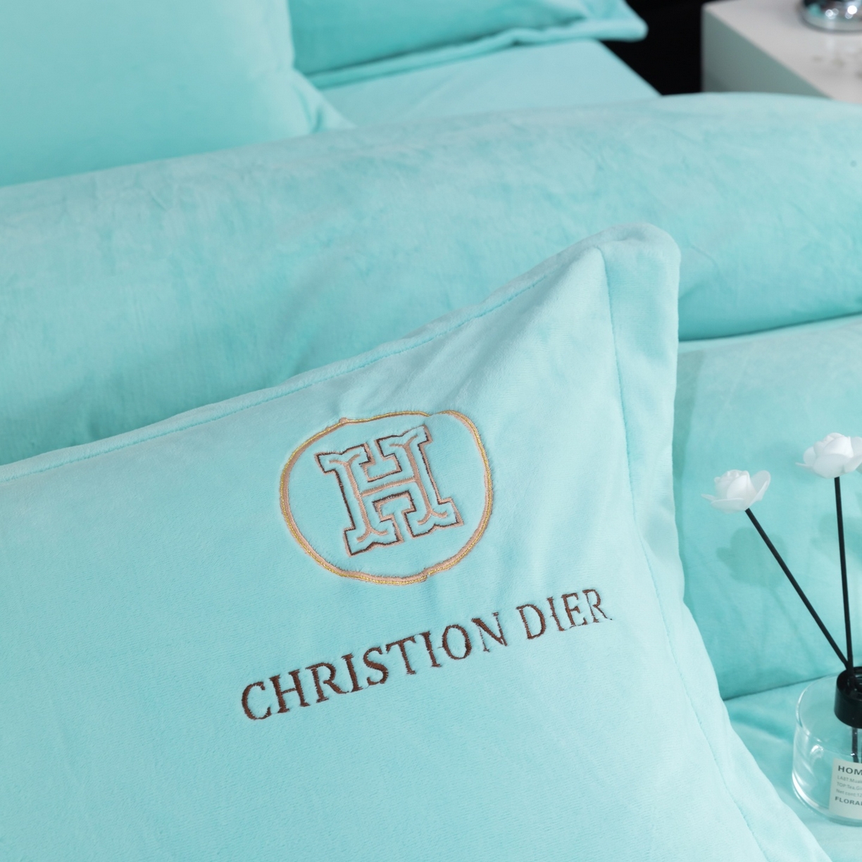 91家纺网 家纺一手货源 找家纺 优姿家纺 2025新款75D全光慕丝绒保暖四件套-摩登时代 摩登时代-湖兰