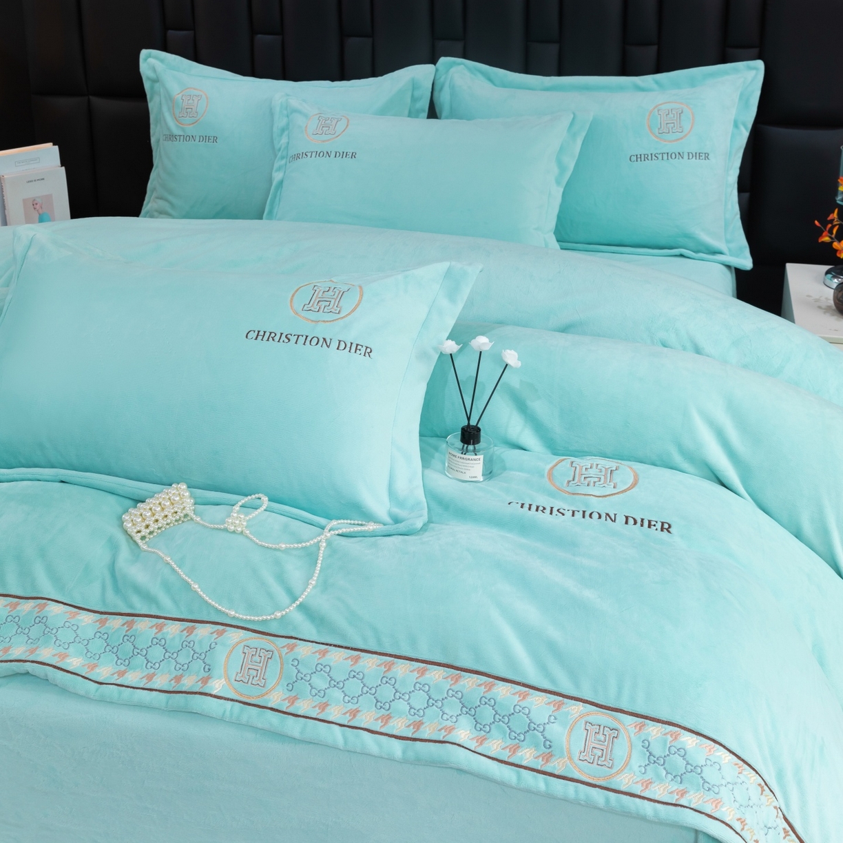 91家纺网 家纺一手货源 找家纺 优姿家纺 2025新款75D全光慕丝绒保暖四件套-摩登时代 摩登时代-湖兰