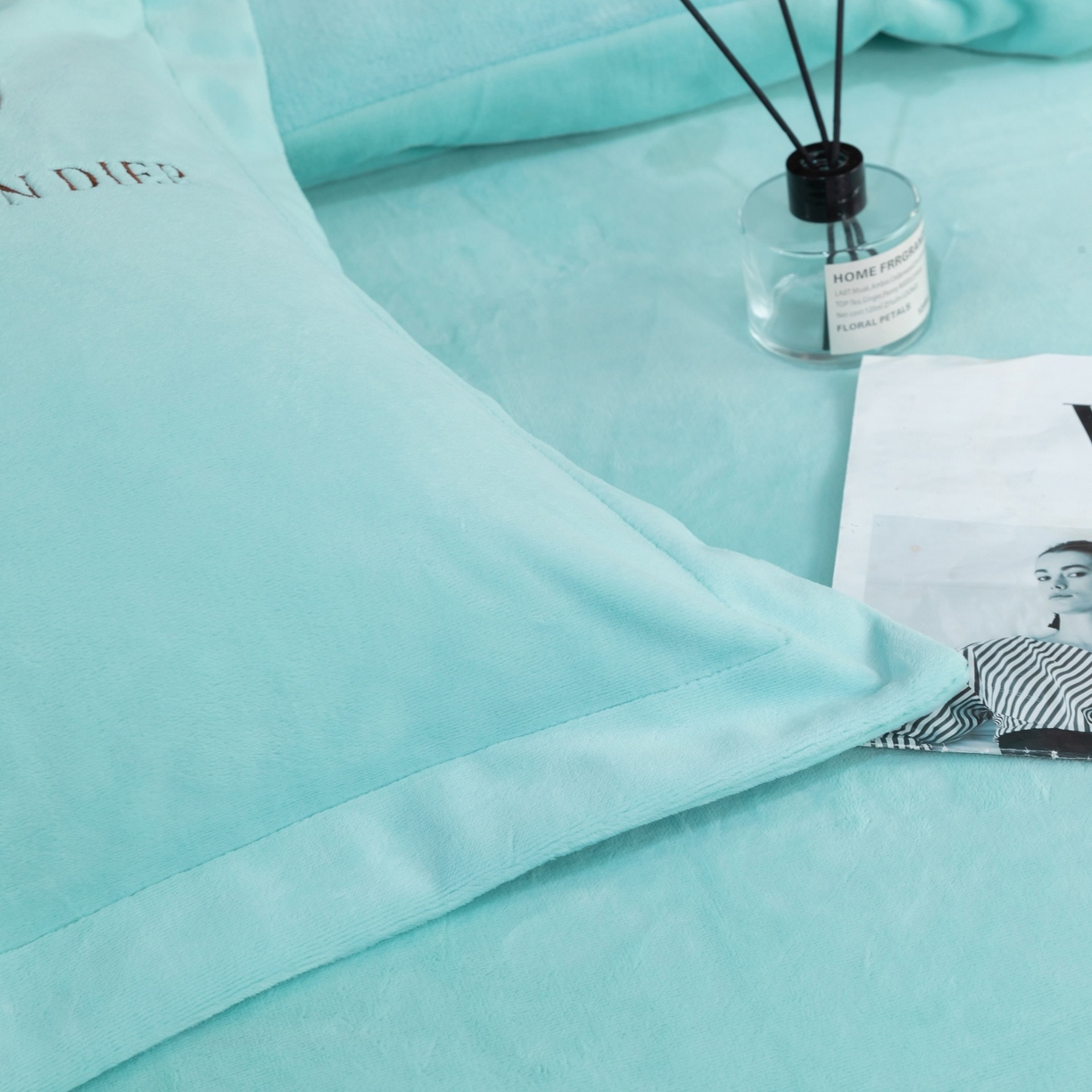 91家纺网 家纺一手货源 找家纺 优姿家纺 2025新款75D全光慕丝绒保暖四件套-摩登时代 摩登时代-湖兰