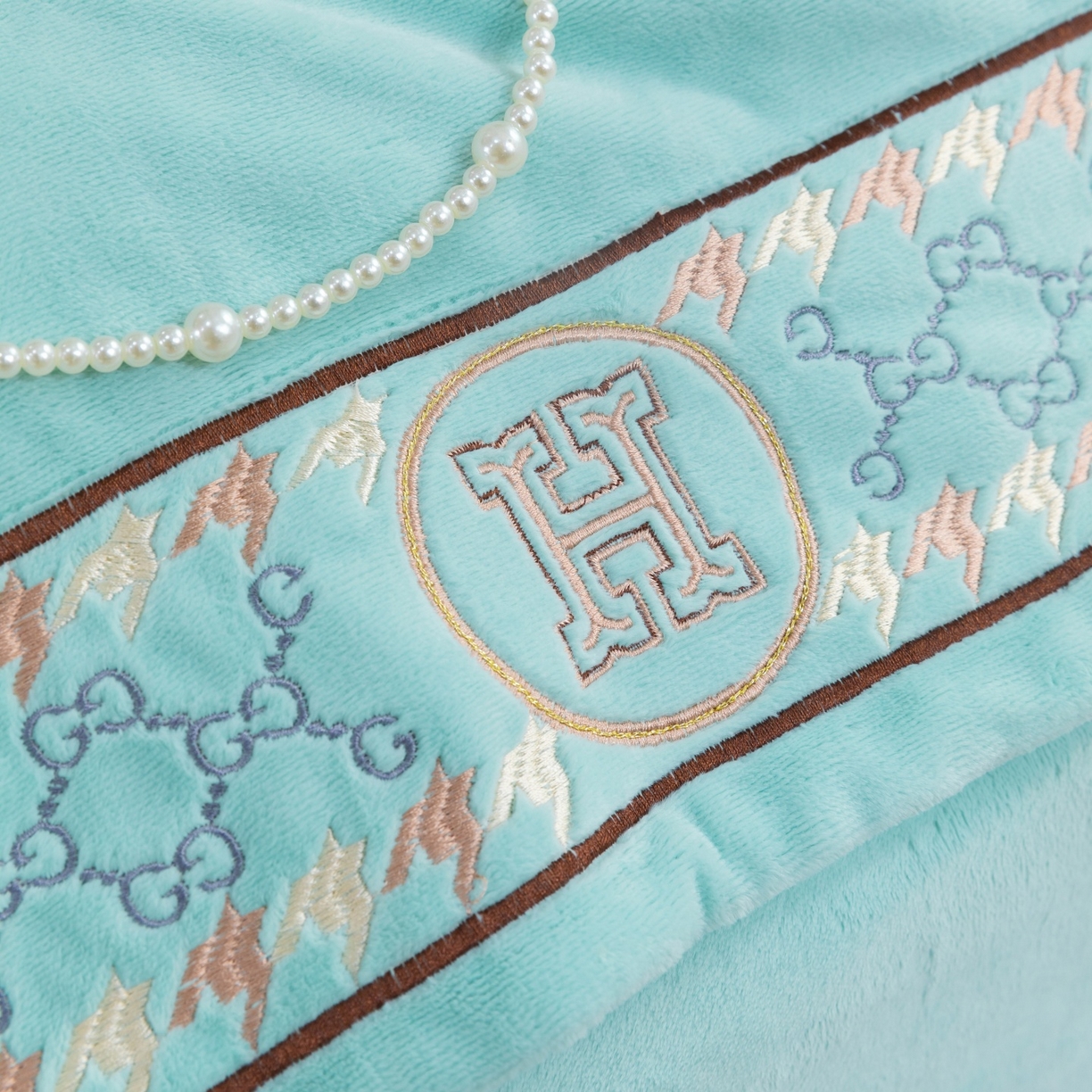 91家纺网 家纺一手货源 找家纺 优姿家纺 2025新款75D全光慕丝绒保暖四件套-摩登时代 摩登时代-湖兰