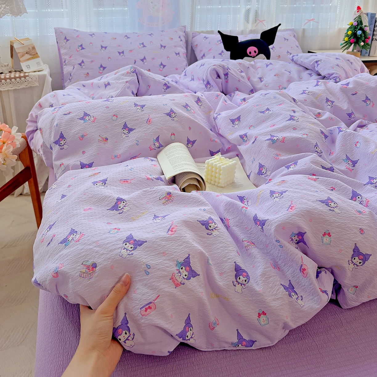 91家纺网 家纺一手货源 找家纺 奈颜 2025新款三丽鸥爆款云感双层纱印花四件套学生宿舍三件套-含防伪吊牌-提供买家秀 库洛米-浅紫