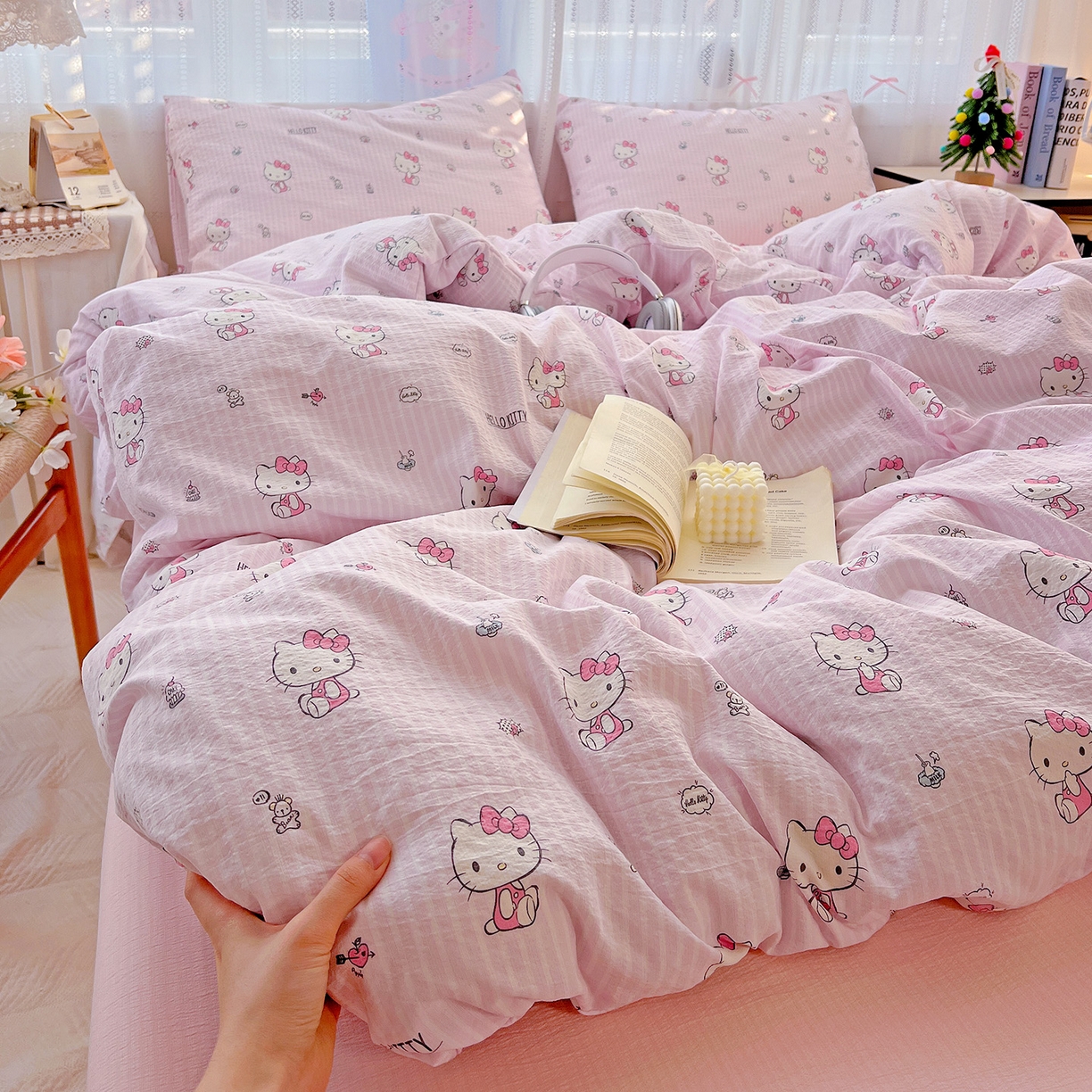 91家纺网 家纺一手货源 找家纺 奈颜 2025新款三丽鸥爆款云感双层纱印花四件套学生宿舍三件套-含防伪吊牌-提供买家秀 条纹KT-浅粉