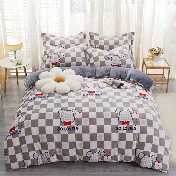 91家纺网 家纺一手货源 找家纺 宝薇 2025新款加厚保暖简约风小版印花牛奶绒四件套 酷酷熊灰