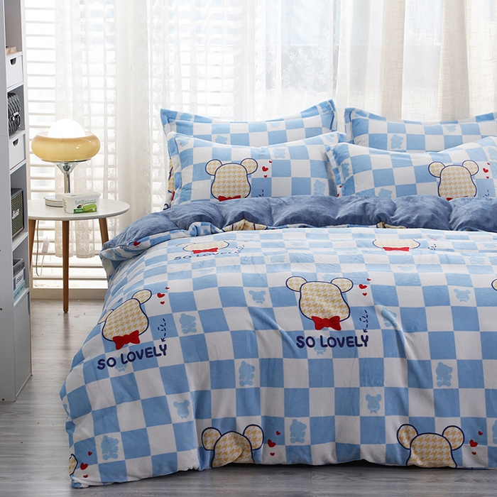 91家纺网 家纺一手货源 找家纺 宝薇 2025新款加厚保暖简约风小版印花牛奶绒四件套 酷酷熊蓝