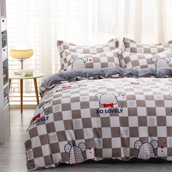 91家纺网 家纺一手货源 找家纺 宝薇 2025新款加厚保暖简约风小版印花牛奶绒四件套 酷酷熊灰