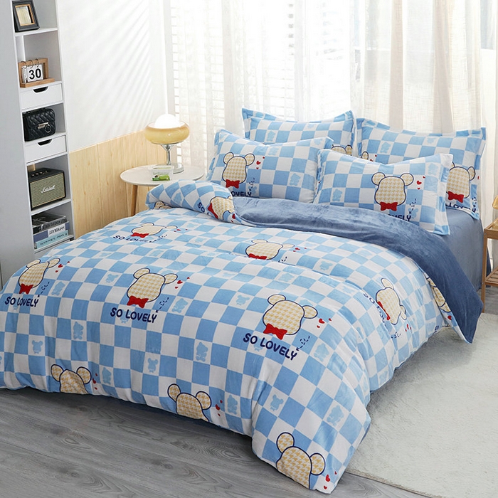 91家纺网 家纺一手货源 找家纺 宝薇 2025新款加厚保暖简约风小版印花牛奶绒四件套 酷酷熊蓝