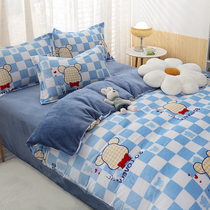 91家纺网 家纺一手货源 找家纺 宝薇 2025新款加厚保暖简约风小版印花牛奶绒四件套 酷酷熊蓝