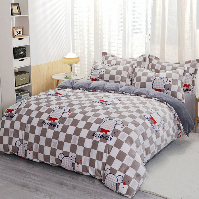 91家纺网 家纺一手货源 找家纺 宝薇 2025新款加厚保暖简约风小版印花牛奶绒四件套 酷酷熊灰