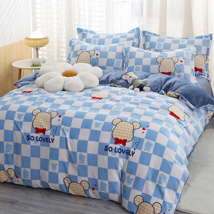 91家纺网 家纺一手货源 找家纺 宝薇 2025新款加厚保暖简约风小版印花牛奶绒四件套 酷酷熊蓝