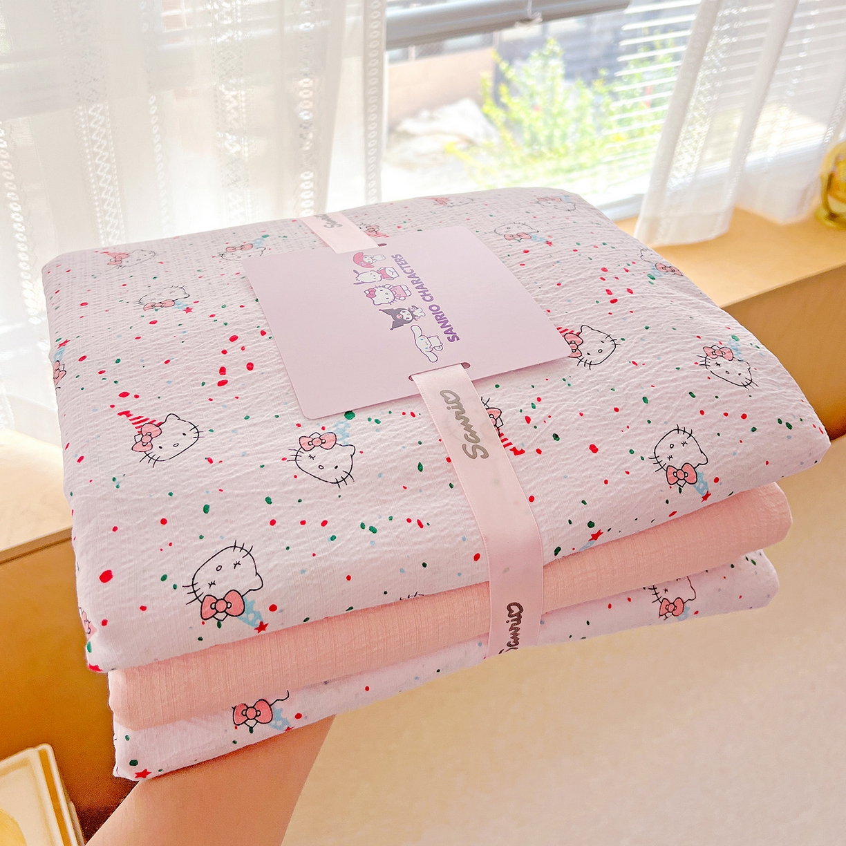 91家纺网 家纺一手货源 找家纺 奈颜 2025新款三丽鸥爆款云感双层纱印花四件套学生宿舍三件套-含防伪吊牌-提供买家秀 蛋糕KT猫-浅粉