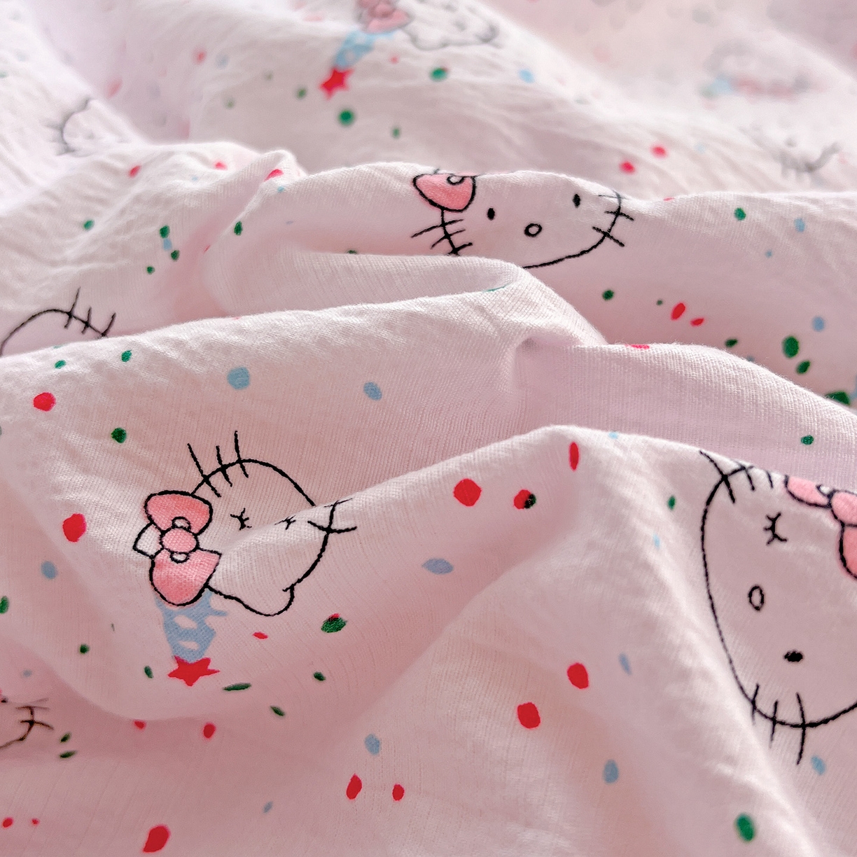 91家纺网 家纺一手货源 找家纺 奈颜 2025新款三丽鸥爆款云感双层纱印花四件套学生宿舍三件套-含防伪吊牌-提供买家秀 蛋糕KT猫-浅粉