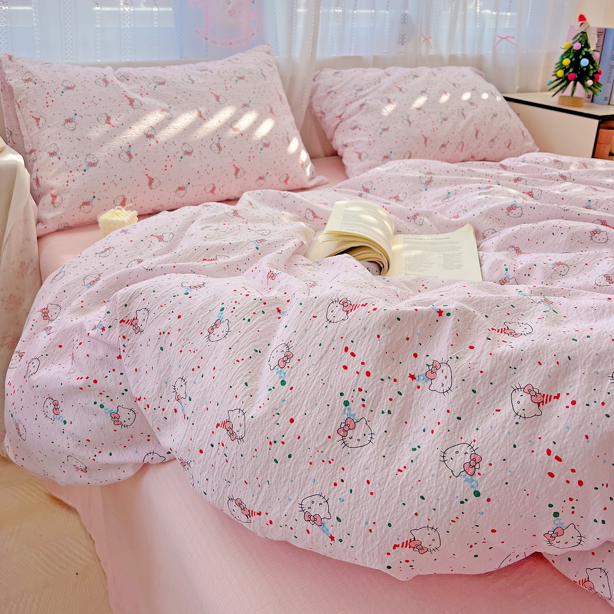 91家纺网 家纺一手货源 找家纺 奈颜 2025新款三丽鸥爆款云感双层纱印花四件套学生宿舍三件套-含防伪吊牌-提供买家秀 蛋糕KT猫-浅粉